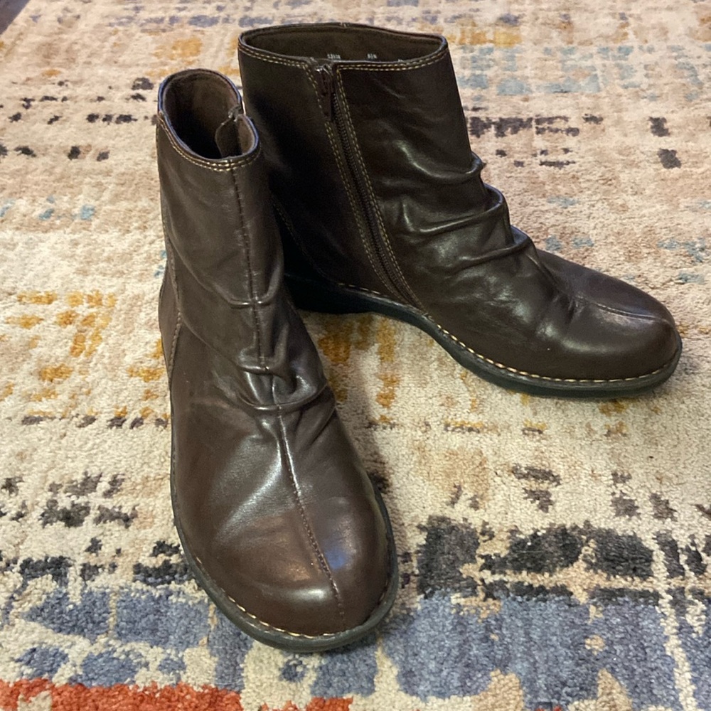 Clarks- brown boot- zip closure - ladies sz 8.5